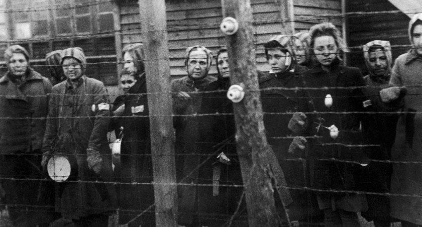 Kadry z filmu radzieckiego dokumentalisty Romana Karmana o wyzwoleniu nazistowskiego obozu pracy w Königsberg in der Neumark. 1945 rok.