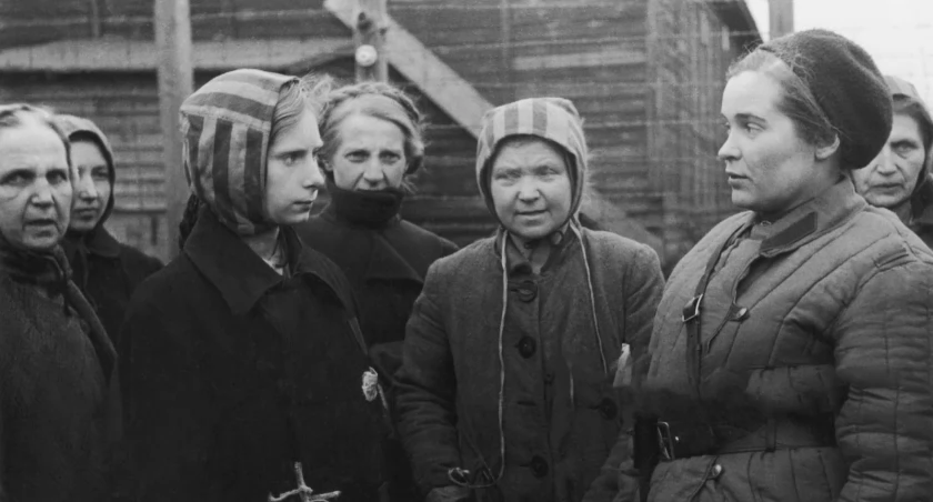 Kadr z filmu radzieckiego dokumentalisty Romana Karmana o wyzwoleniu nazistowskiego obozu pracy w Königsberg in der Neumark