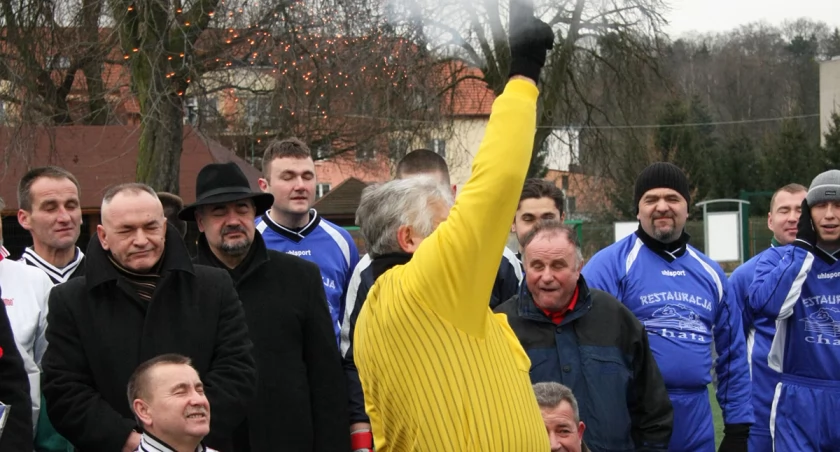 Zdjęcie archiwalne z 2010 roku. Co roku przed meczem sędzia Wawerek strzela rakietnicą