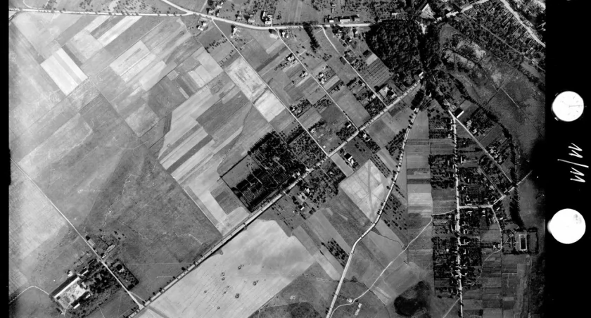 Zdjęcie lotnicze z 1948 roku przedstawiające podobóz. Materiał z typowania miejsca obozu, mogił i obiektów towarzyszących w ramach śledztwa prokuratora IPN.  źródło: Wojskowe Biuro Historyczne