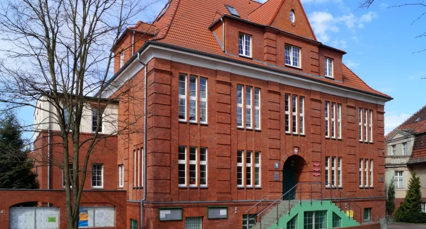 Po wojnie siedziba liceum mieściła się przy ul. Sprzymierzonych, m.in. w budynku dzisiejszego starostwa