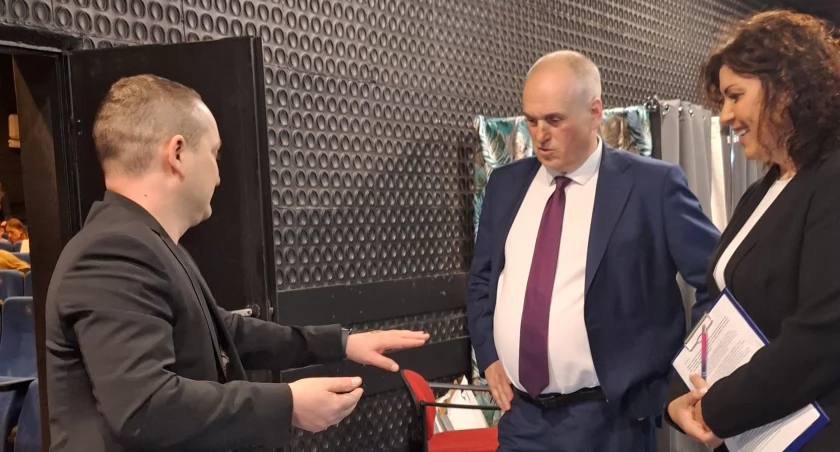 Fotografia została wykonana kilka minut przed początkiem debaty. Tu losowanie kolejności odpowiedzi