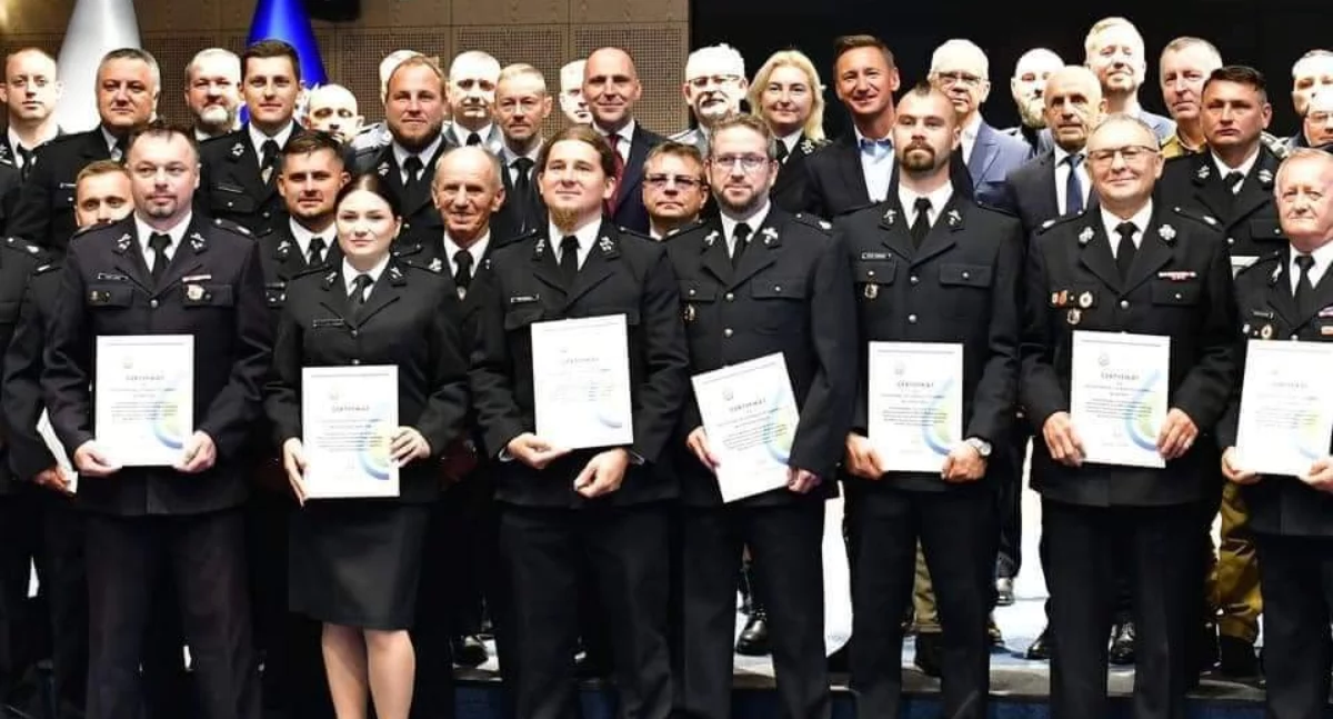 Straż pożarna, strażacy grantem zakup nowego sprzętu - zdjęcie, fotografia