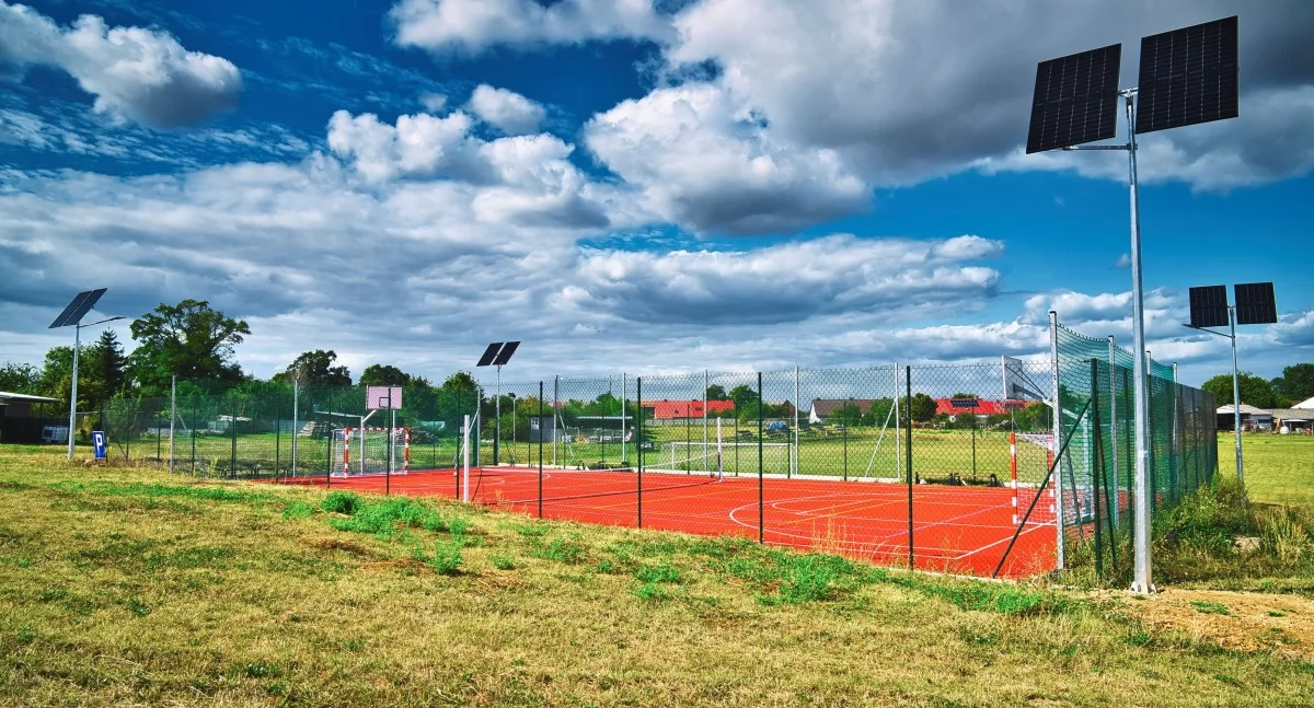 Inwestycje, Doświetlili obiekty sportowe ulice - zdjęcie, fotografia