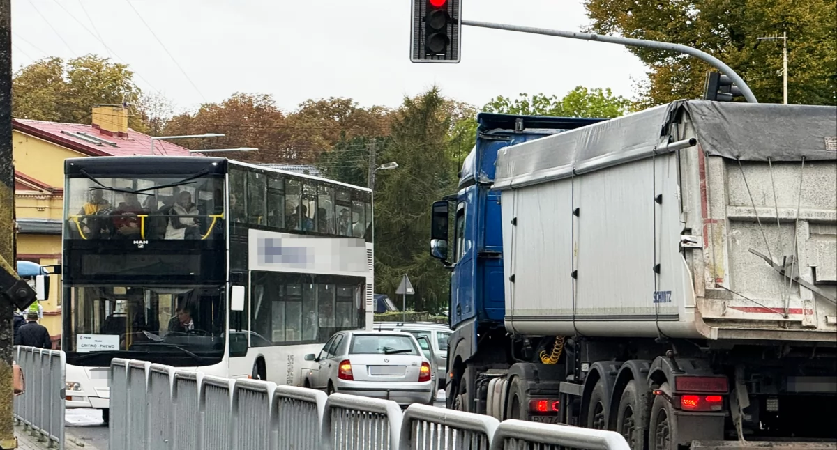 Wypadki drogowe, Kolizja autobusu samochodem osobowym - zdjęcie, fotografia