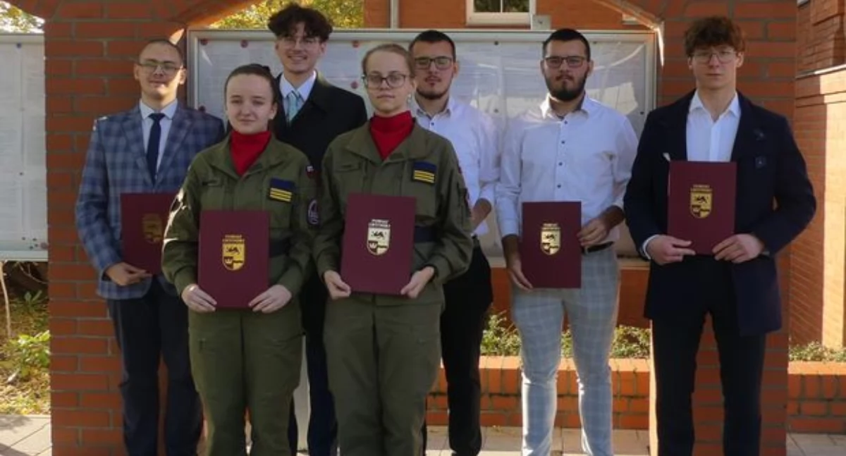 Szkoły i przedszkola, Prezentujemy stypendystów Chojnie - zdjęcie, fotografia