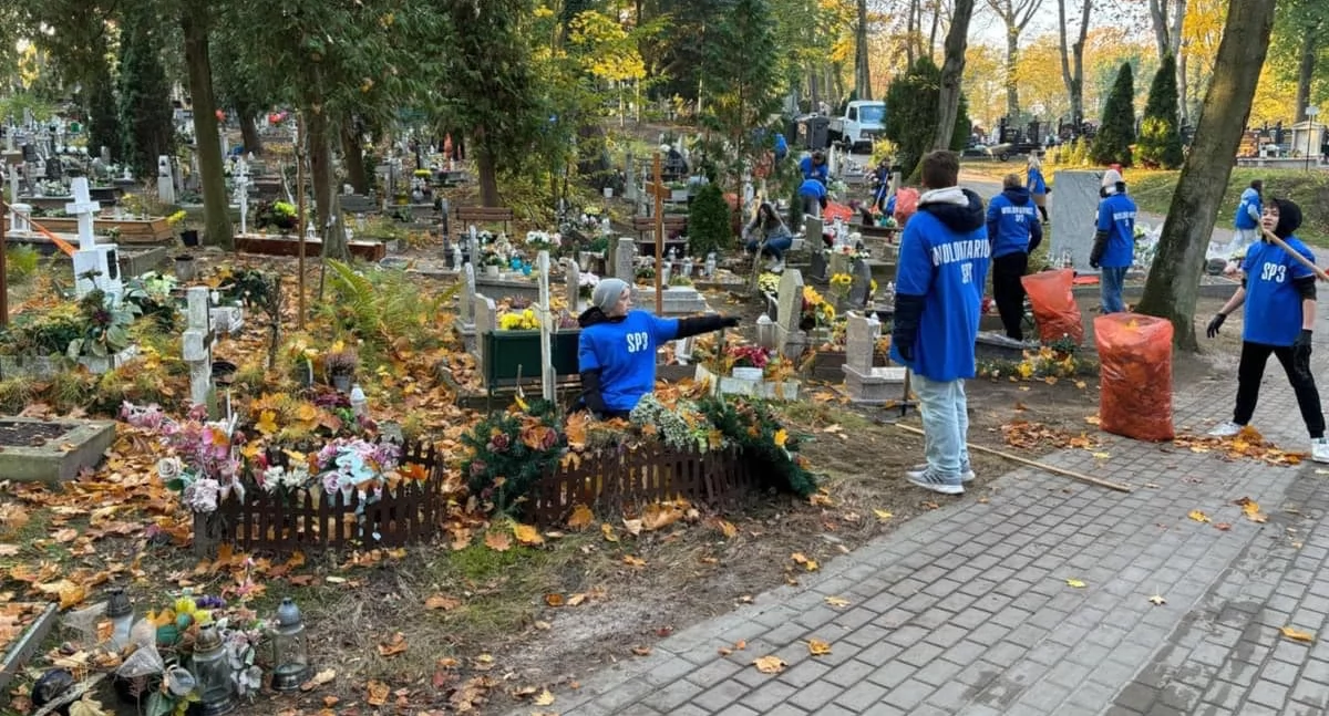 Info, Sprzątali groby dzieci gryfińskim cmentarzu [GALERIA] - zdjęcie, fotografia