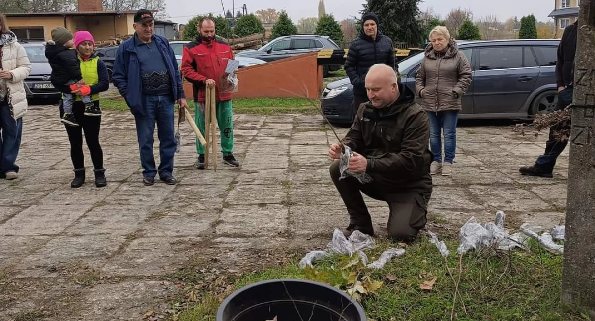 Inicjatywy społeczne, Posadzili drzewka swoich dzieci [GALERIA] - zdjęcie, fotografia