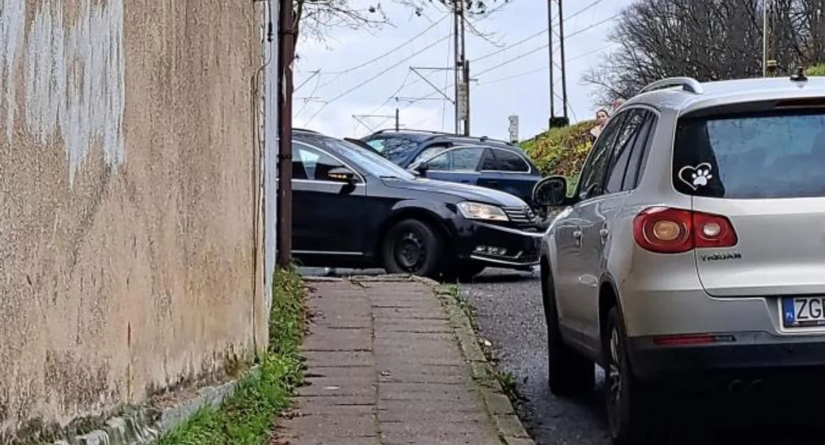 Wypadki drogowe, Skutki kolizji Zniszczone cztery samochody! - zdjęcie, fotografia