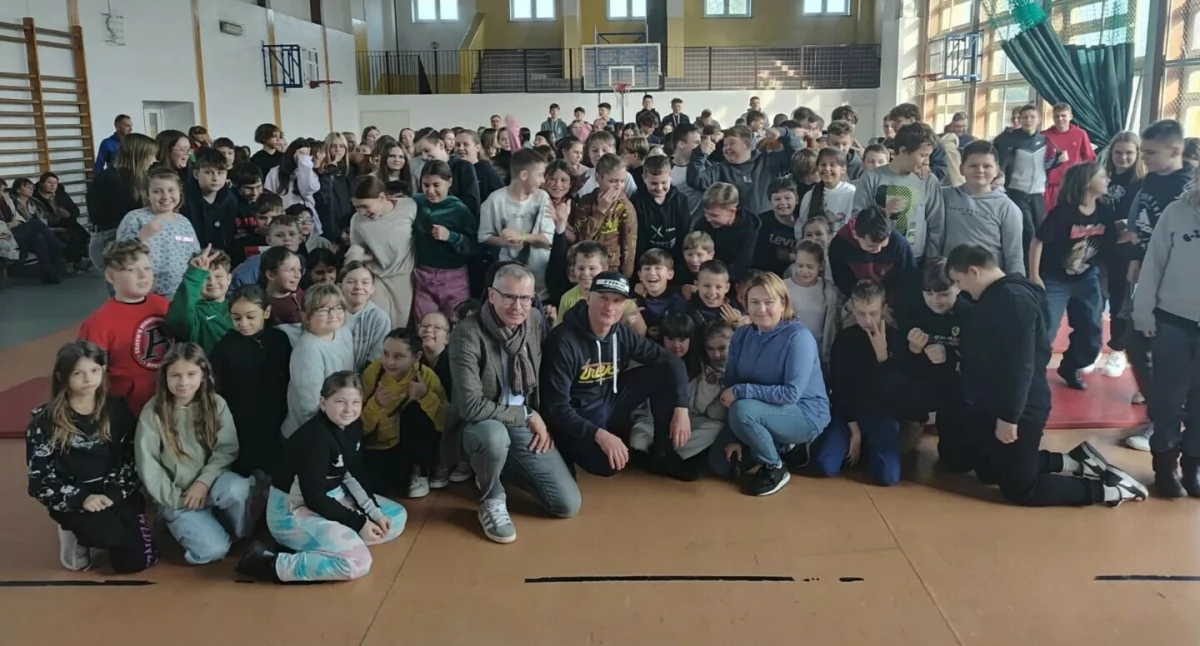 Szkoły i przedszkola, Uczniowie spotkali Ultrakolarzem - zdjęcie, fotografia