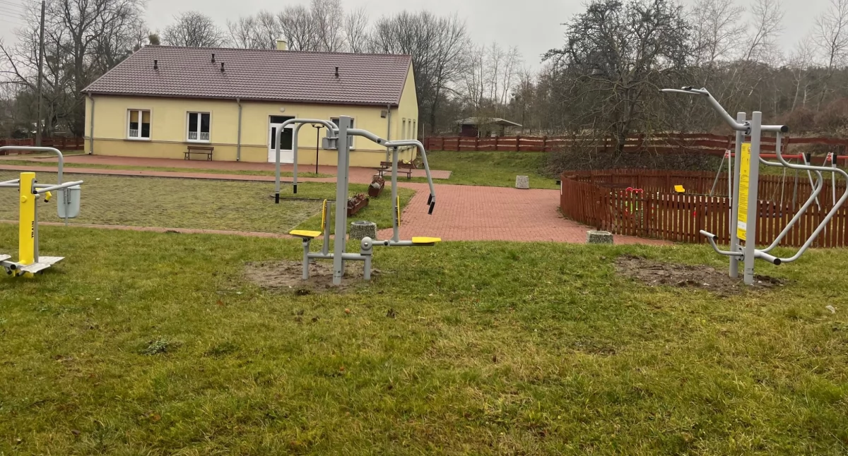 Inwestycje, Przeznaczyli grant sołecki zakup montaż czterech elementów siłowni [ZDJĘCIA] - zdjęcie, fotografia