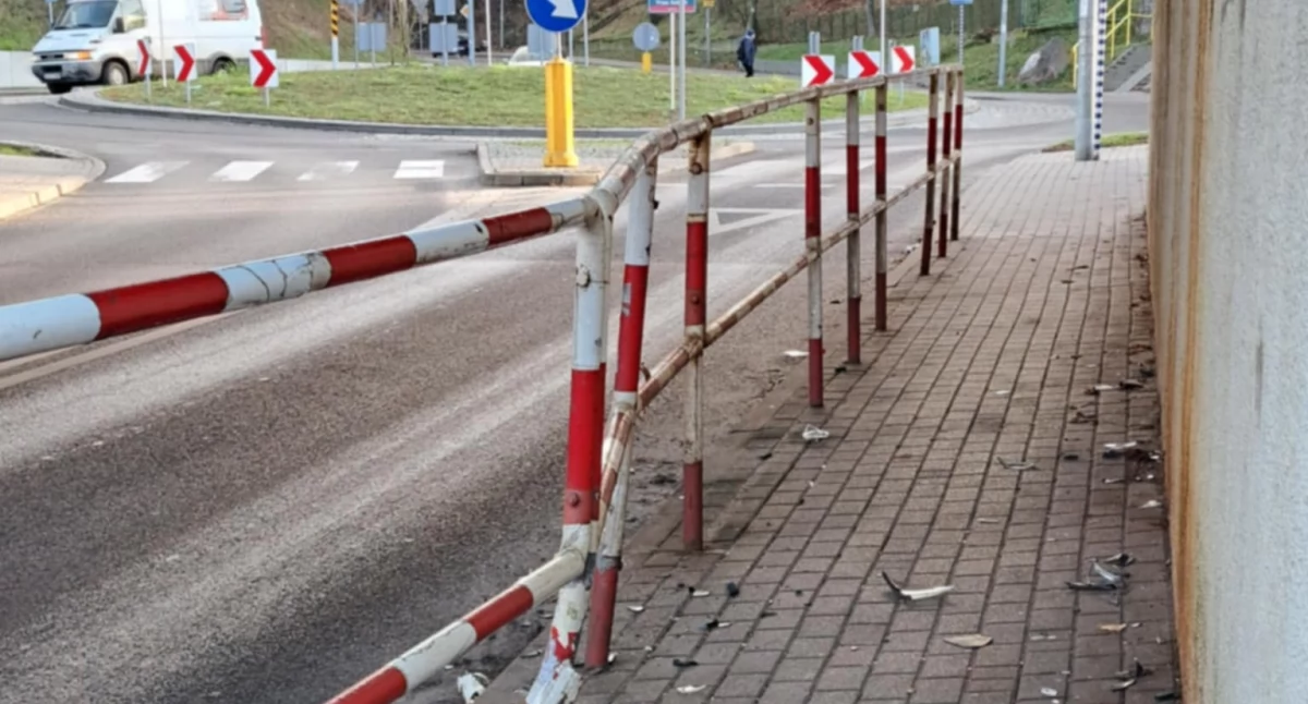 Transport i komunikacja, Rozbite szkło wczorajszej kolizji - zdjęcie, fotografia