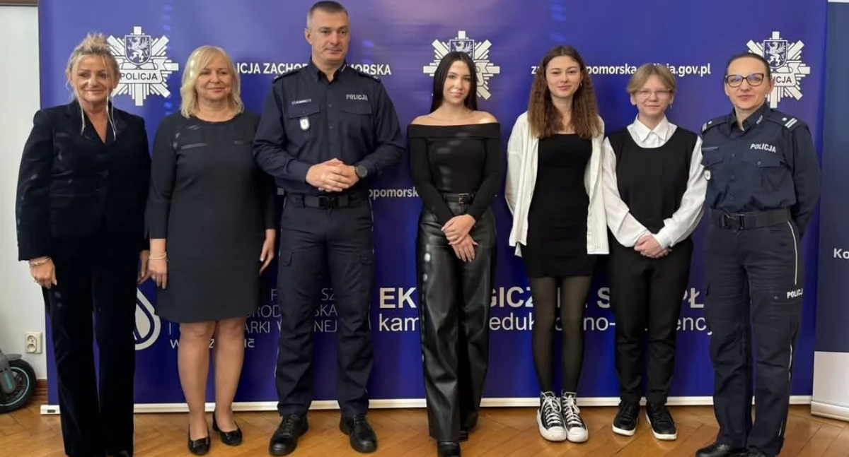 Szkoły i przedszkola, Amelia Oliwia nagrodzone przez policję - zdjęcie, fotografia