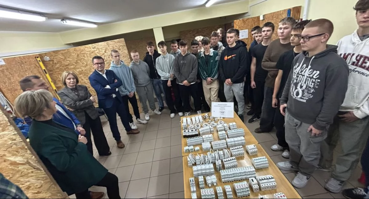Szkoły i przedszkola, Pracownia elektryczna medal - zdjęcie, fotografia