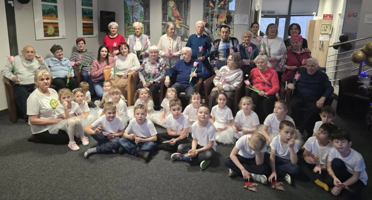 Seniorzy, Dzieci przedszkola odwiedziły seniorów [GALERIA] - zdjęcie, fotografia