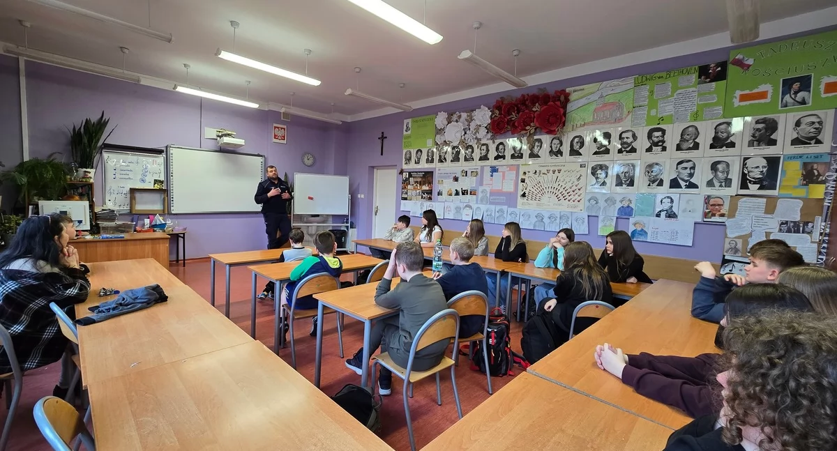 Szkoły i przedszkola, Policjanci opowiedzieli uczniom cyberprzemocy cyberzagrożeniach [ZDJĘCIA] - zdjęcie, fotografia