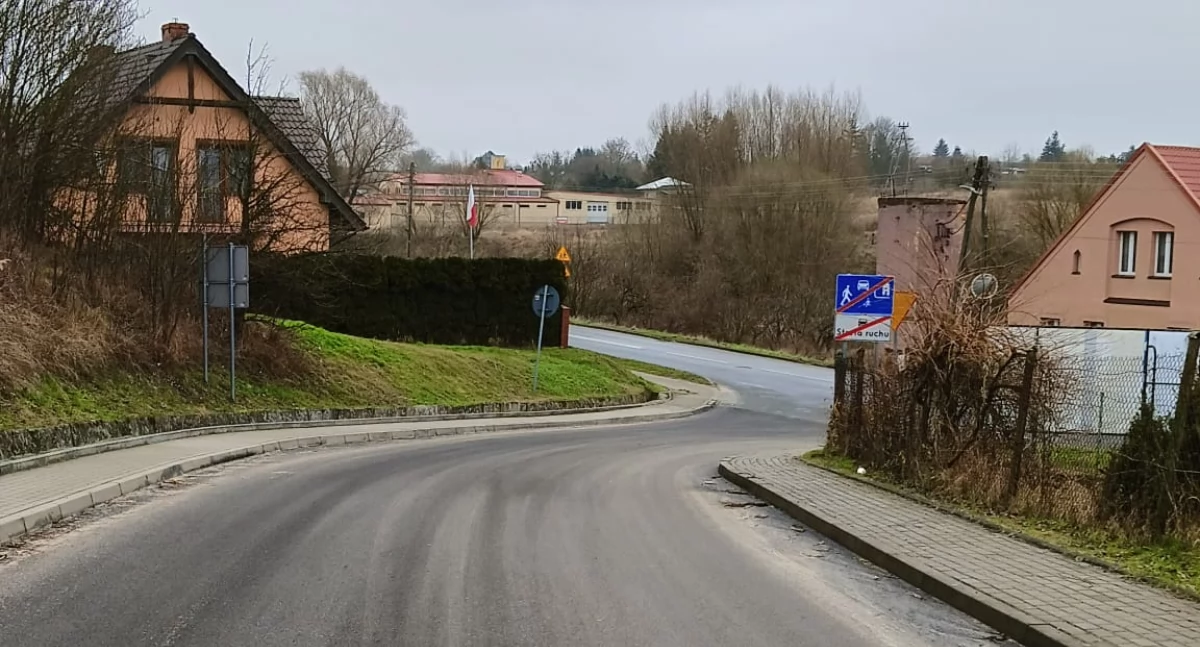 Inwestycje, Zakończyli remont drogi szkoły Teraz remont budynku przychodni - zdjęcie, fotografia