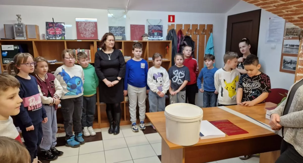 Szkoły i przedszkola, Uczniowie poznali pracę bibliotekarza - zdjęcie, fotografia
