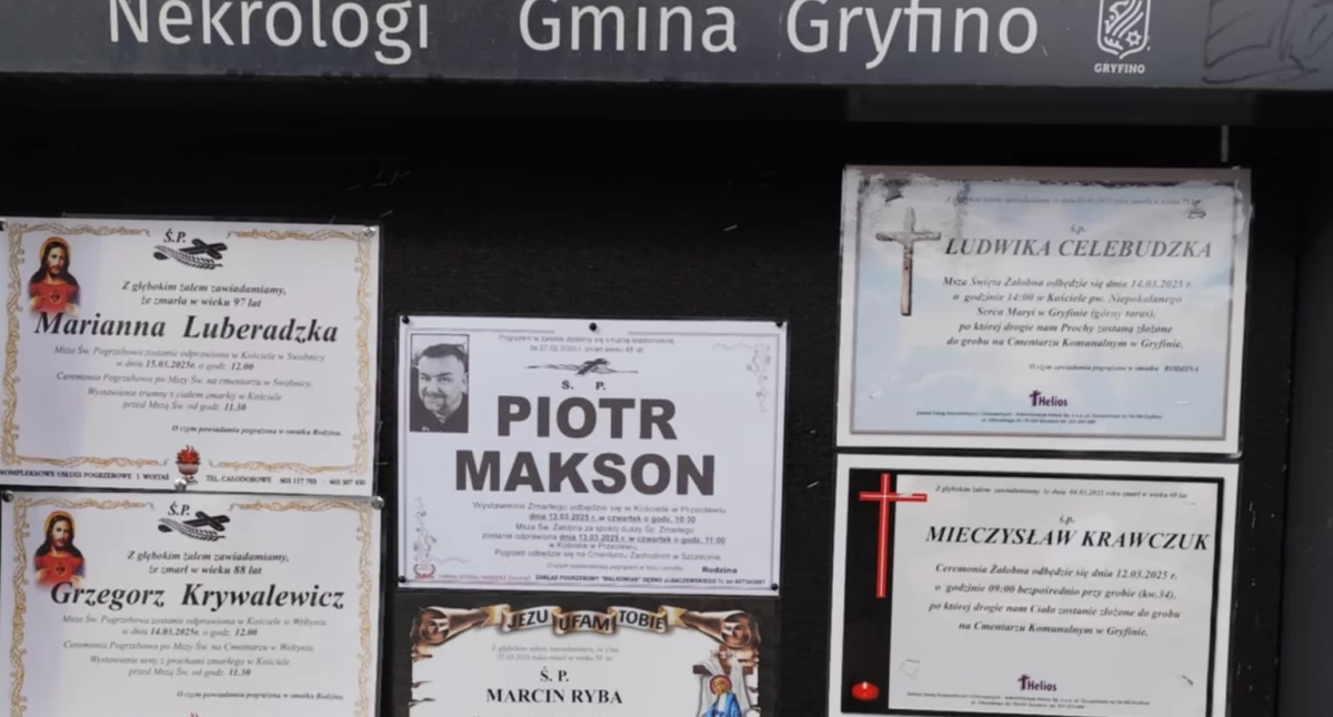 Odeszli, Tablice nekrologami zapełniły niemal pełna - zdjęcie, fotografia