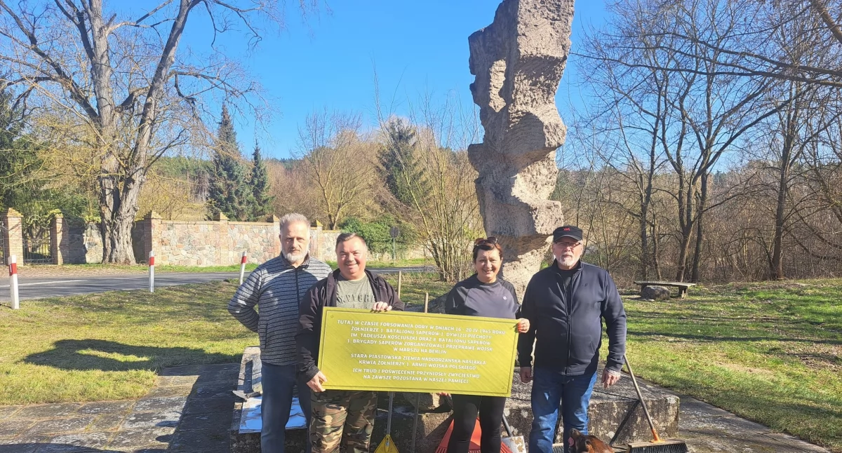 Inicjatywy społeczne, Prace porządkowe Pomniku Saperów Siekierkach - zdjęcie, fotografia