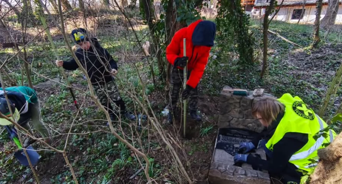 Inicjatywy społeczne, Wydobyli pomników płyt nagrobnych - zdjęcie, fotografia