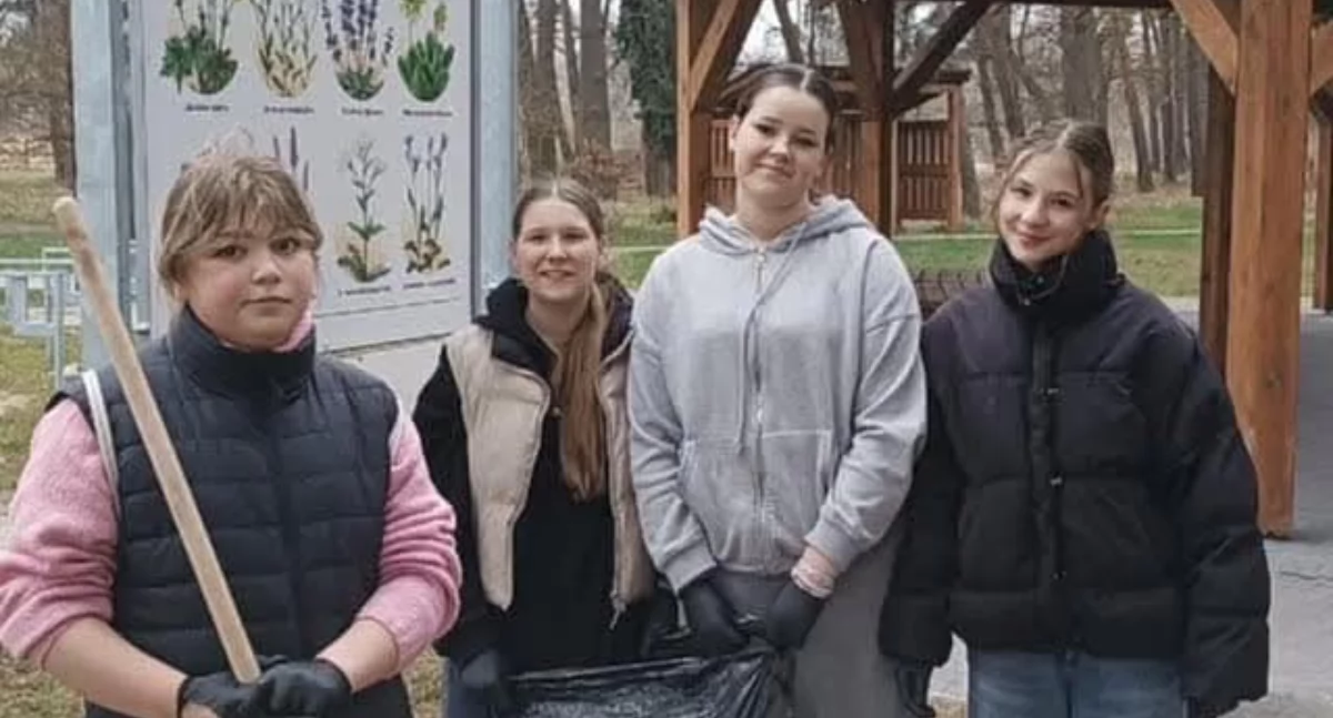 Inicjatywy społeczne, Międzypokoleniowe działania Gryfinie wysprzątali Zakątek - zdjęcie, fotografia