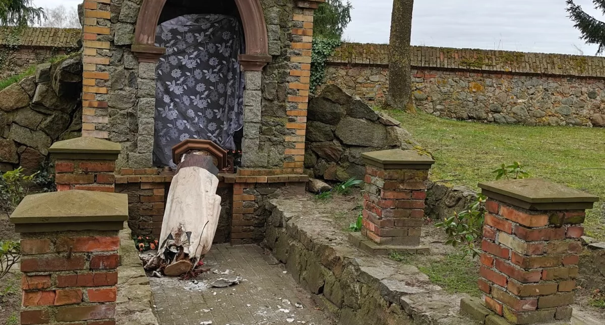 Kościół, Dewastacja figurki Tereski Swobnicy! - zdjęcie, fotografia