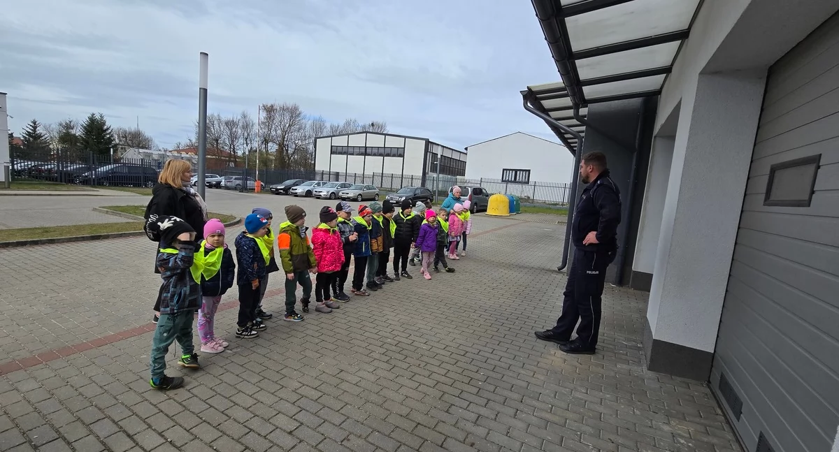 Szkoły i przedszkola, przedszkolaki robiły komendzie gryfińskiej policji [ZDJĘCIA] - zdjęcie, fotografia