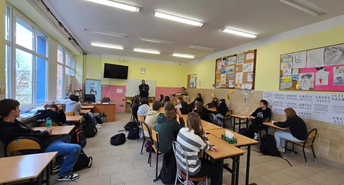 Szkoły i przedszkola, Cyberprzemoc cyberzagrożenia odpowiedzialność karna - zdjęcie, fotografia