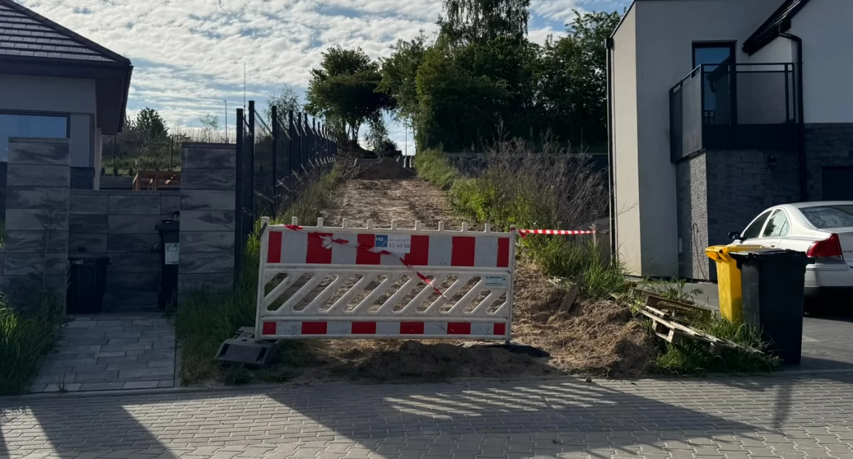 Inwestycje, Robią schody między Fredry sklepem - zdjęcie, fotografia