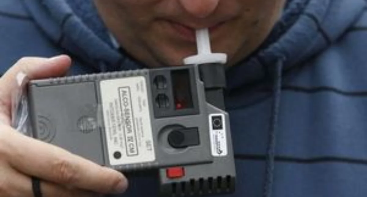 Policja - kryminalne, Nietrzeźwy kierowca przyjechał gryfińskiej komendy - zdjęcie, fotografia