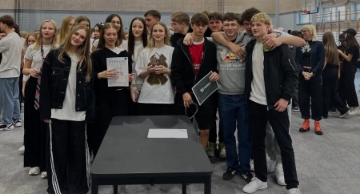 Szkoły i przedszkola, Młodzież przywitała wiosnę tanecznym krokiem - zdjęcie, fotografia