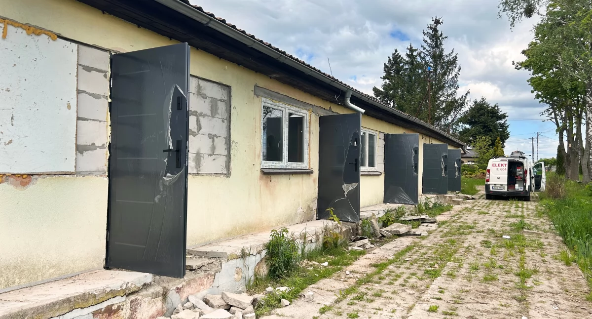 Inwestycje, dawnej szkole powstają mieszkania - zdjęcie, fotografia