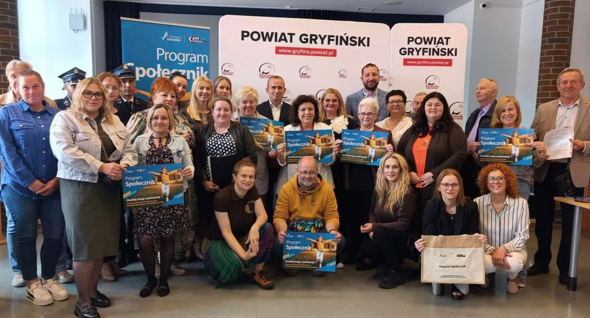 Inicjatywy społeczne, Podpisali umowy kolejną edycję Społecznika - zdjęcie, fotografia