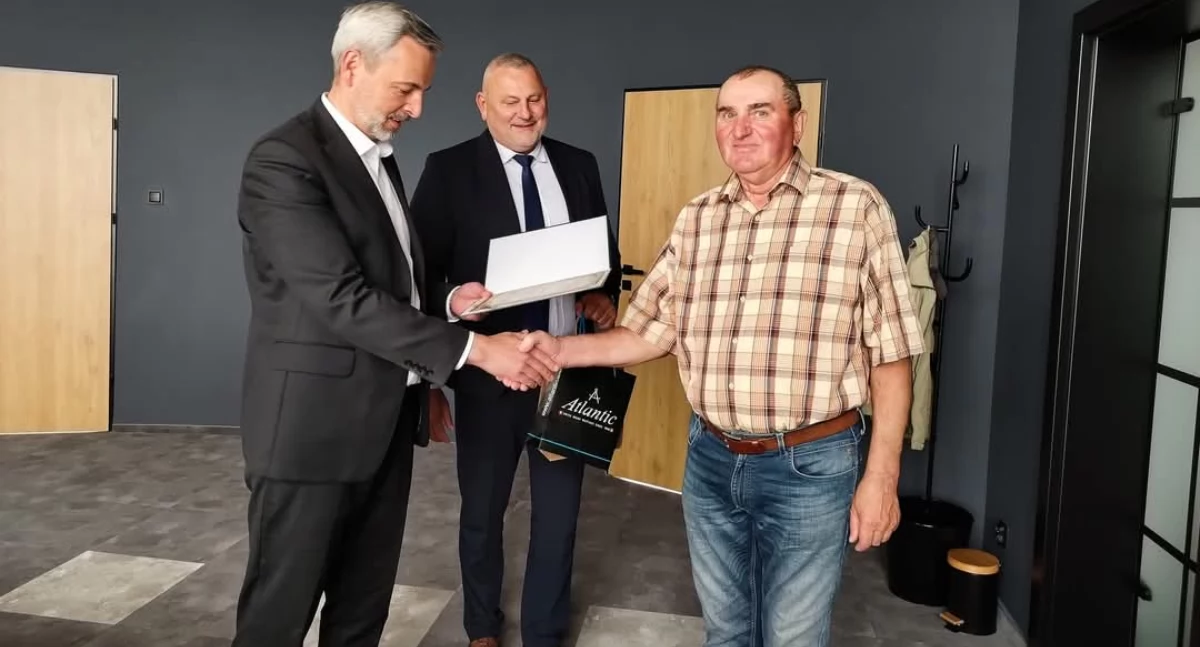 Seniorzy, żegna kolejnego emeryta - zdjęcie, fotografia