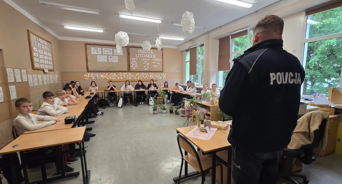 Szkoły i przedszkola, internecie Dlaczego warto rozmawiać grozi - zdjęcie, fotografia