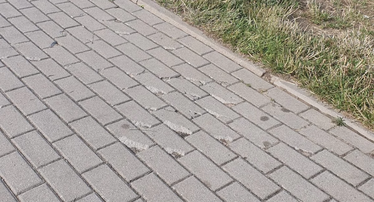 Interwencje, REDAKCJI Podczas inwestycji zniszczyli chodnik - zdjęcie, fotografia