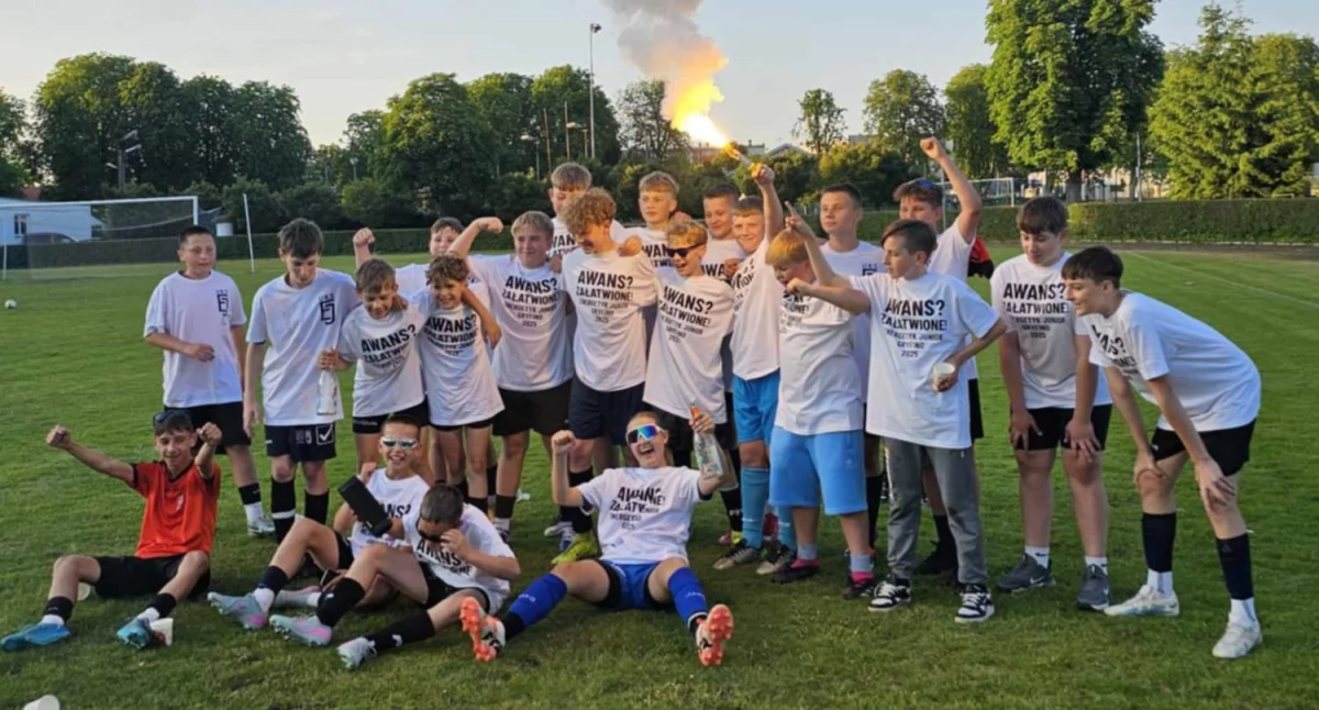 Piłka nożna, Piłkarze Energetyka Junior Gryfino mistrzem ligi! - zdjęcie, fotografia