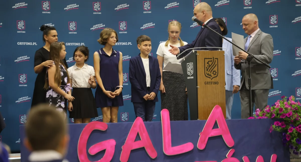 Szkoły i przedszkola, Laureatów wypełniła halę sportową brzegi - zdjęcie, fotografia