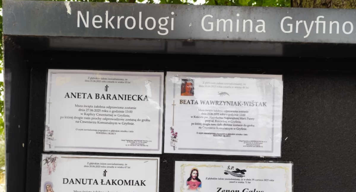 Odeszli, Zdjęli stare nekrologi zapełniły całą tablicę - zdjęcie, fotografia