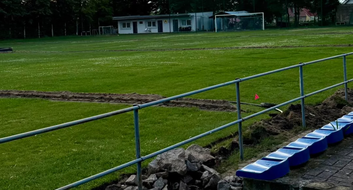 Piłka nożna, Montują system nawodnienia stadionie [ZDJĘCIA] - zdjęcie, fotografia