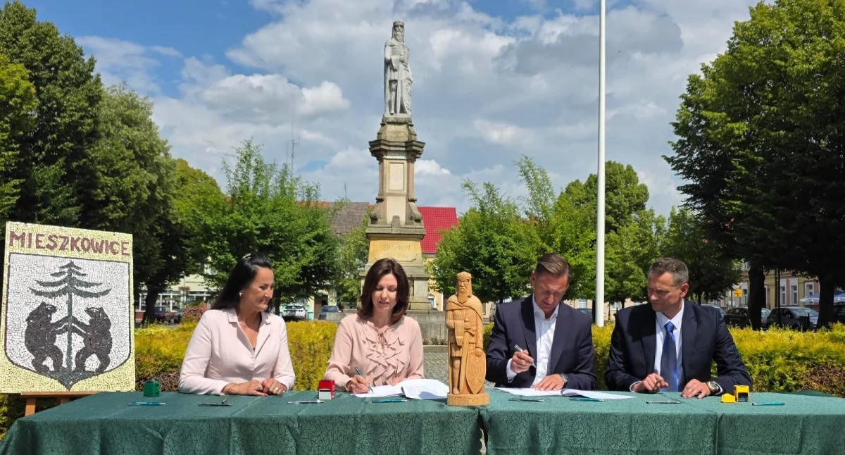 Inicjatywy społeczne, złotych pójdzie boisko sportowe zabaw - zdjęcie, fotografia