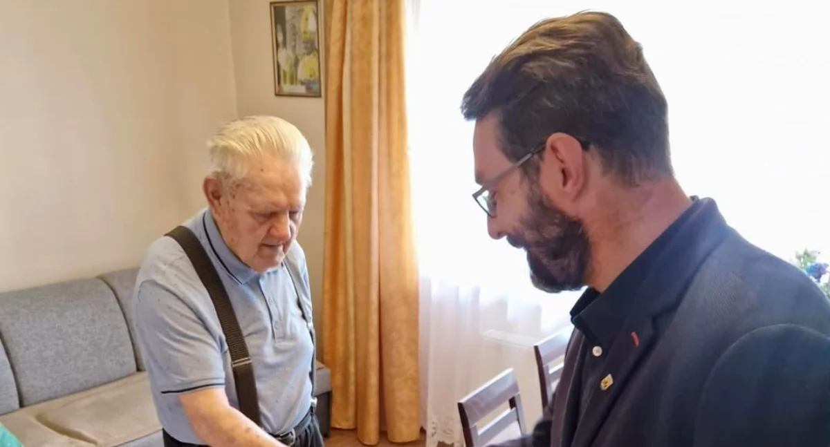 Seniorzy, Wójt odwiedził dostojnego jubilata - zdjęcie, fotografia