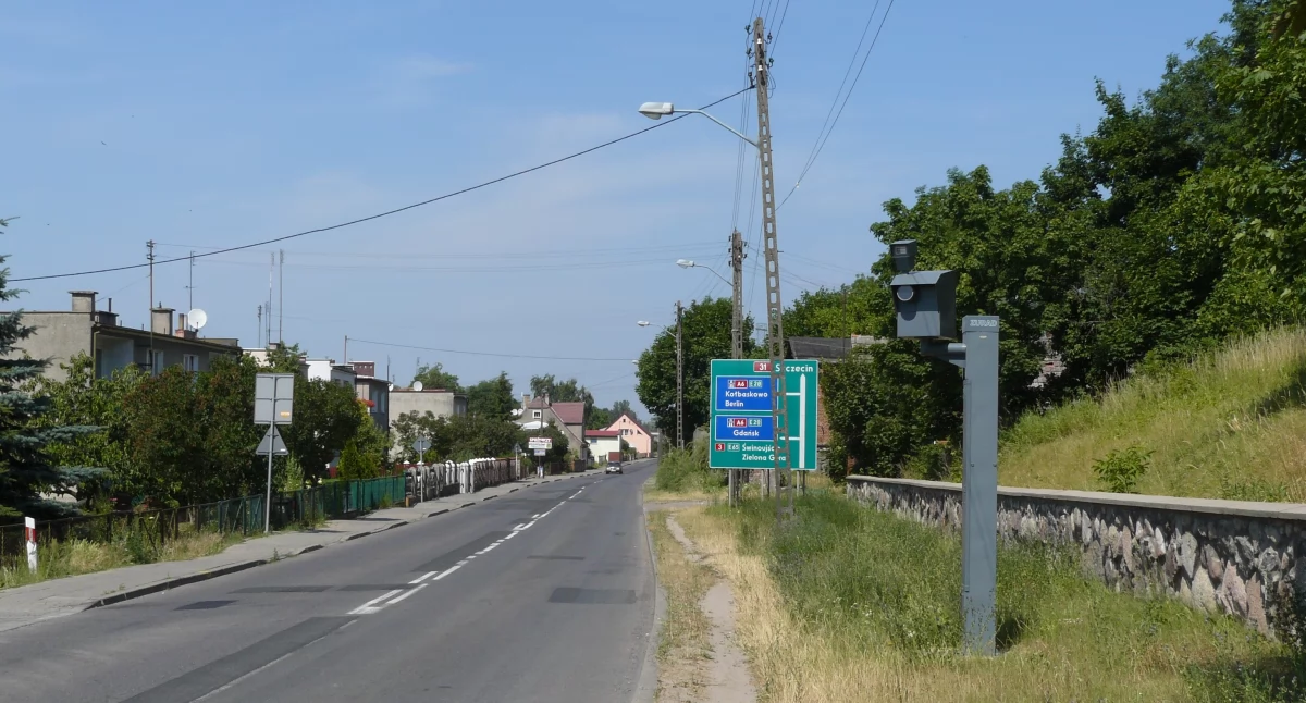 Interwencje, REDAKCJI Robią samochodowe wyścigi - zdjęcie, fotografia