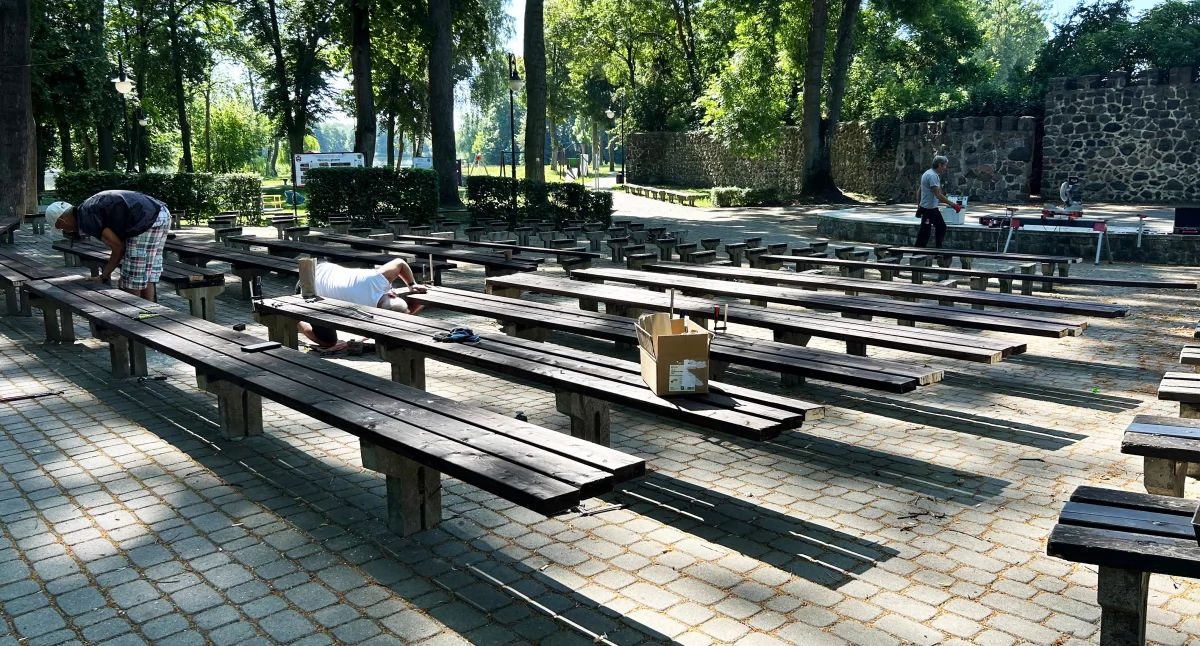 Inwestycje, Wymienili drewniane siedziska amfiteatrze - zdjęcie, fotografia