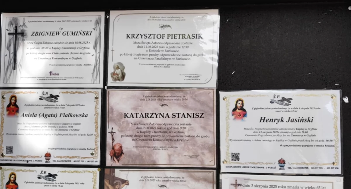 Odeszli, Nekrologi prawie mieszczą tablicach - zdjęcie, fotografia