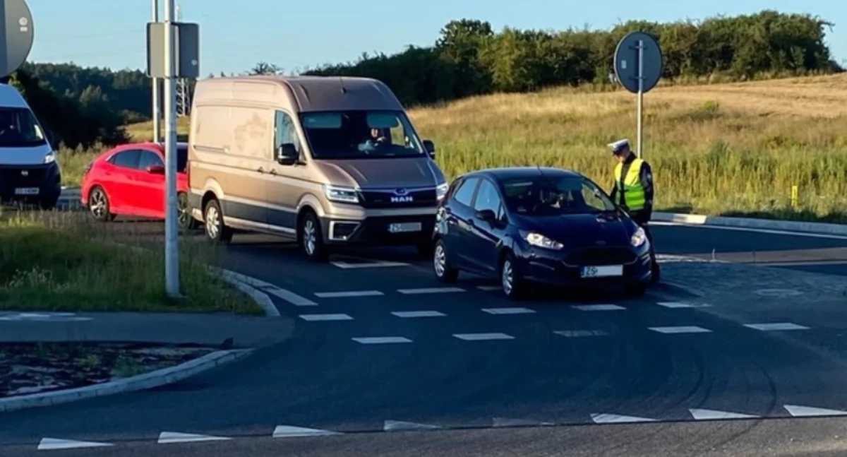 Policja - kryminalne, Musieli dmuchać Sprawdzali kierowców kątem alkoholu narkotyków - zdjęcie, fotografia