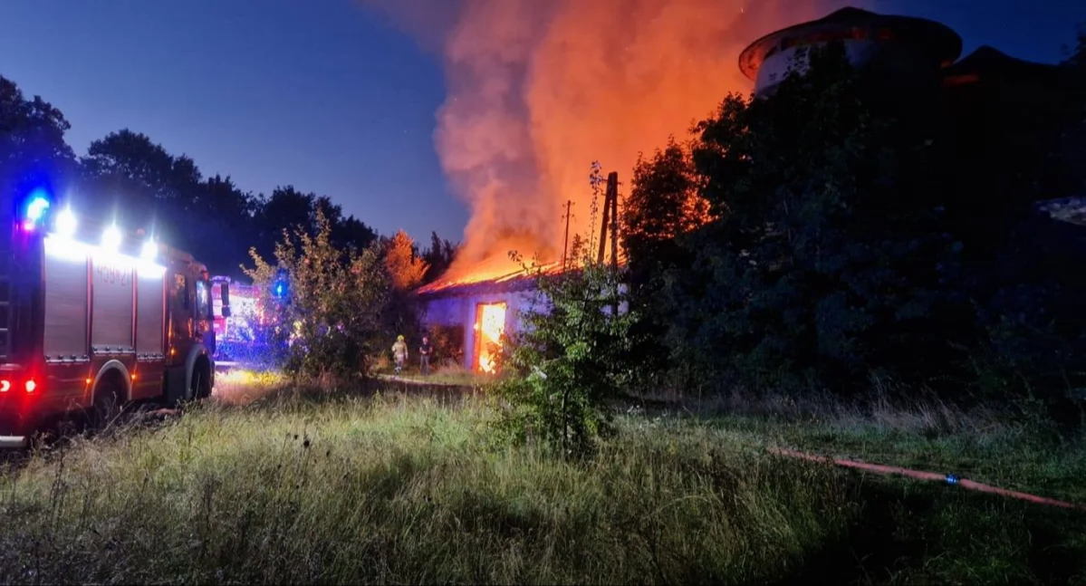 Straż pożarna, Między sobotą niedzielą doszło podpalenia - zdjęcie, fotografia