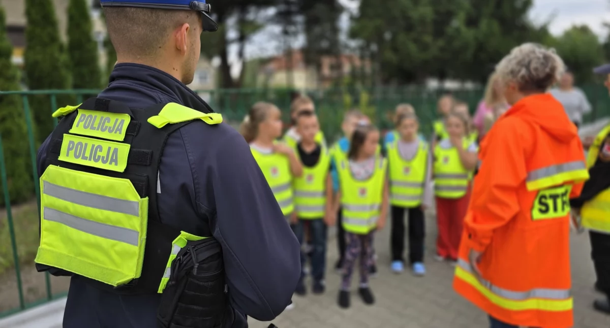 Policja - kryminalne, Policjanci omawiali uczniami zasady bezpieczeństwa ruchu drogowym - zdjęcie, fotografia