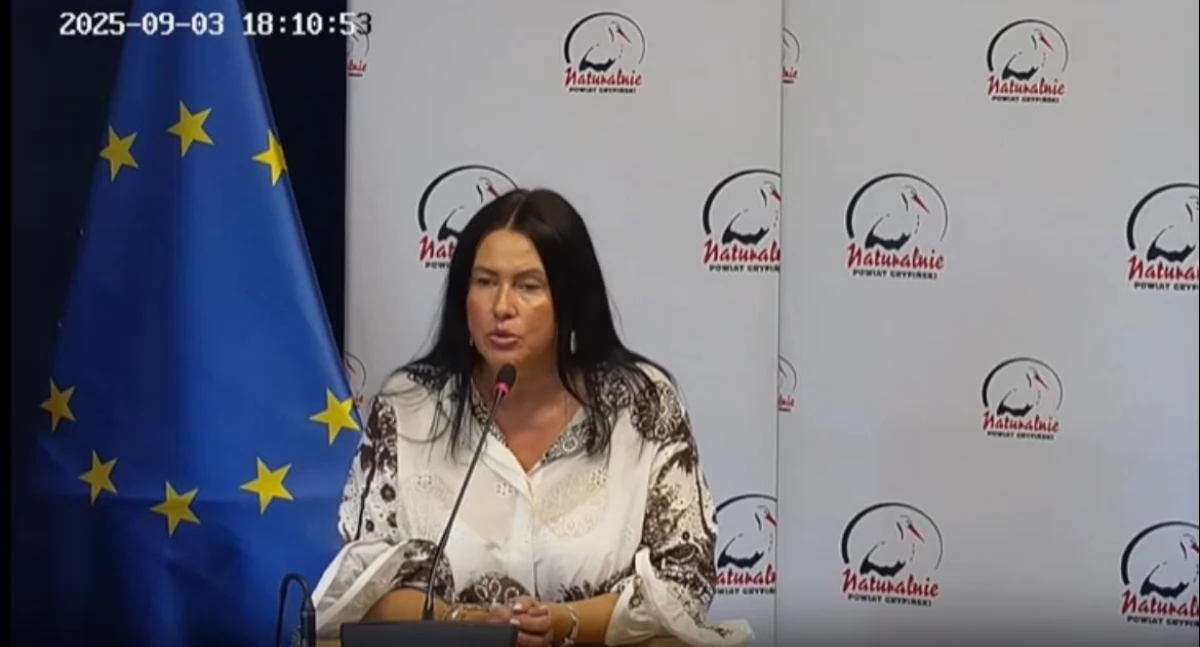 Anna Grudzińska podczas przemowy przed radnymi powiatowymi